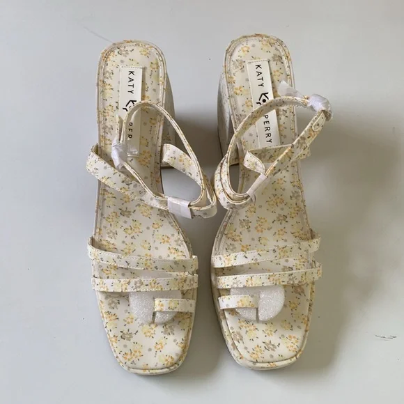 Woman’s Shoes - Picture 3 of 8